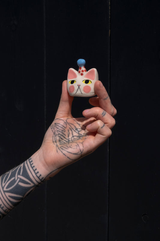 White Grumpy Cat ring holder